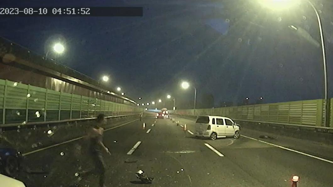 小轎車追撞施工車輛後打橫在外側車道。（圖／TVBS）