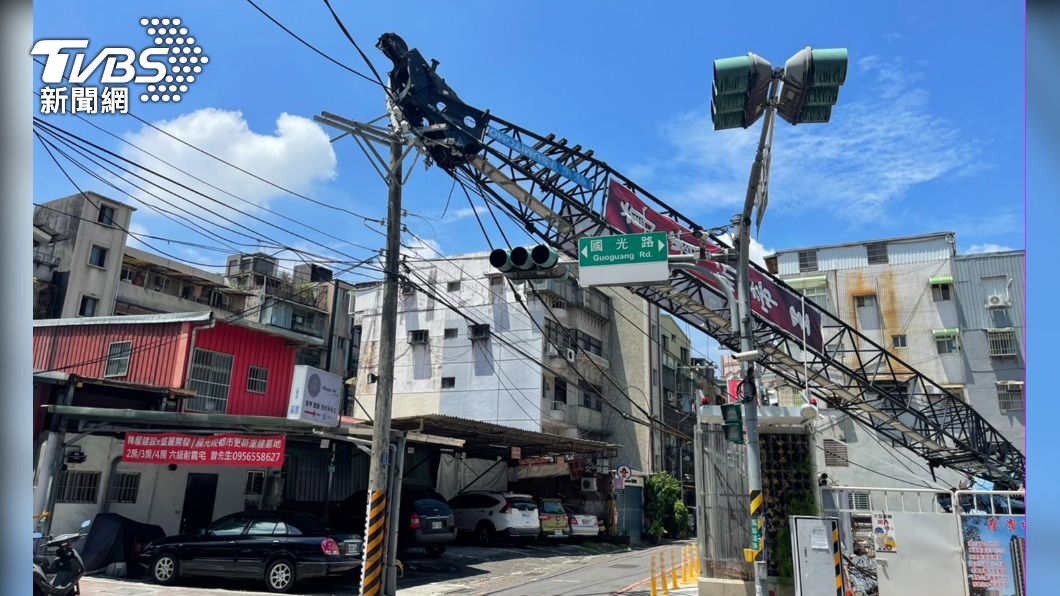 工地吊車翻覆勾斷高壓電線 永和1024戶停電搶修中│TVBS新聞網