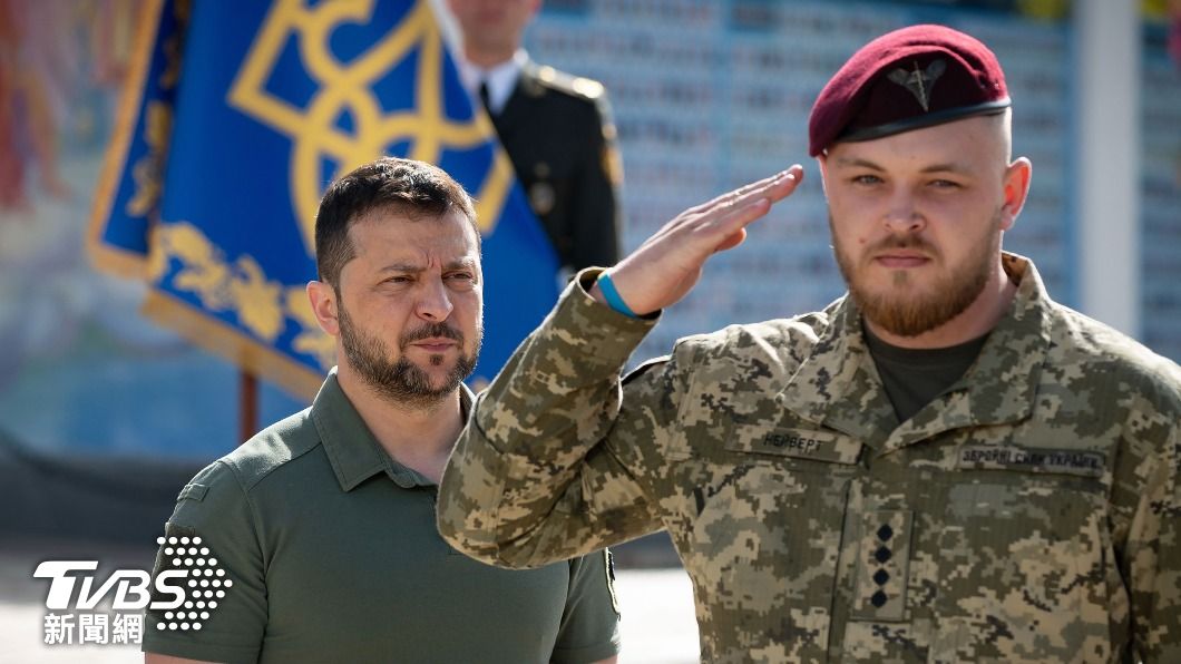 烏克蘭總統澤倫斯基（左）除了操心俄軍入侵，還要煩心軍隊腐敗的問題。（圖／達志影像美聯社）