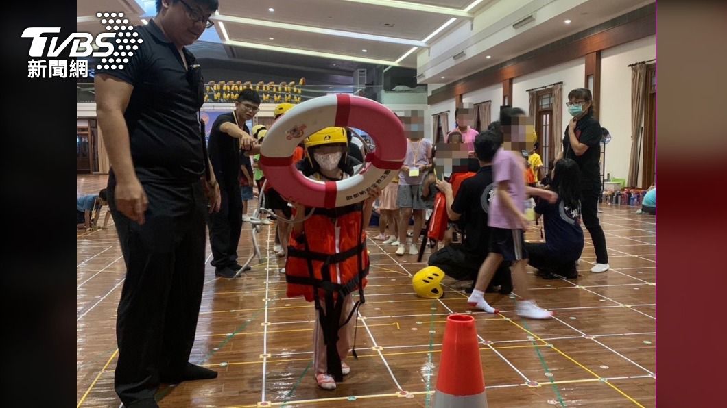 學童們從玩樂中習得消防、救災知識。（圖／TVBS）