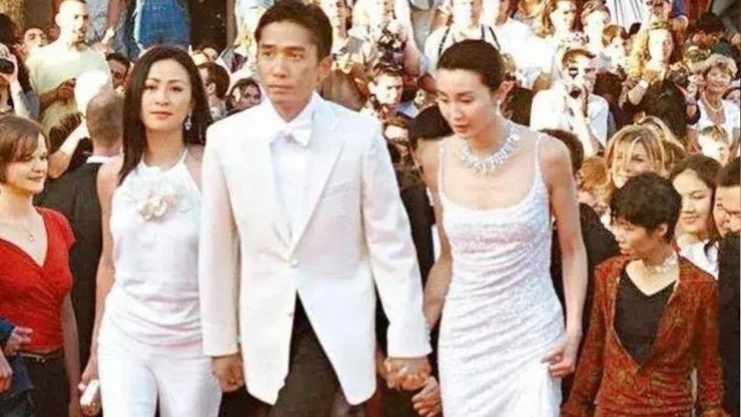 梁朝偉2000年出席坎城影展時，一手牽女友劉嘉玲、一手牽張曼玉。（圖／翻攝自追星課代表微博）