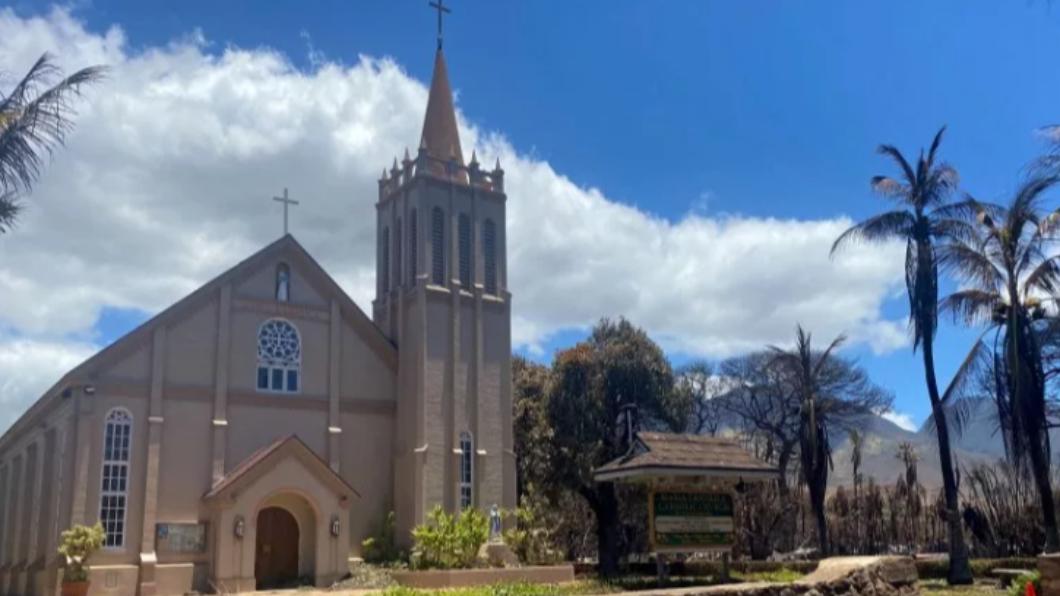 瑪莉亞拉納基拉天主教堂（Maria Lanakila Catholic Church）奇蹟躲過祝融。（圖／翻攝自《新聞周刊》）