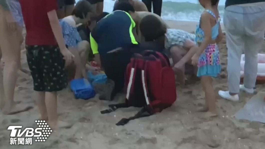 爸爸帶6歲女兒到基隆大武崙沙灘玩水身亡。（圖／TVBS）