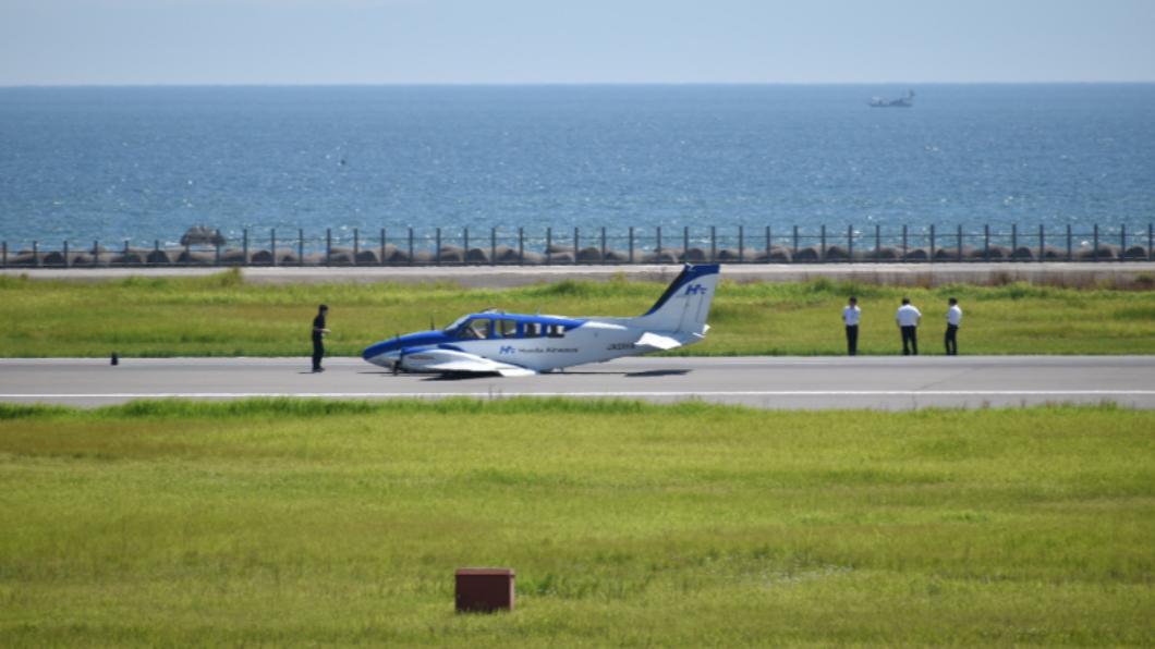 一架小型訓練機在日本大分機場「機腹著陸」。（圖／翻攝自推特＠Dash828_）