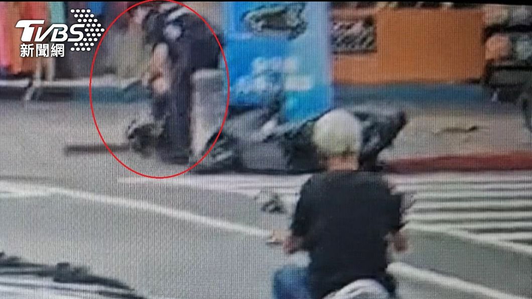 許男襲警被警員壓制逮捕。（圖／TVBS）