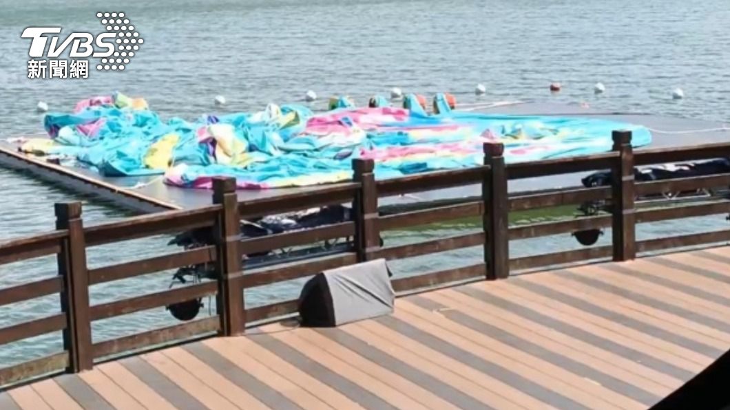 世界客家博覽會在龍潭大池的水上裝置作品「Hello Kitty來作客」今天上午被發現漏氣躺在水面上。圖／中央社
