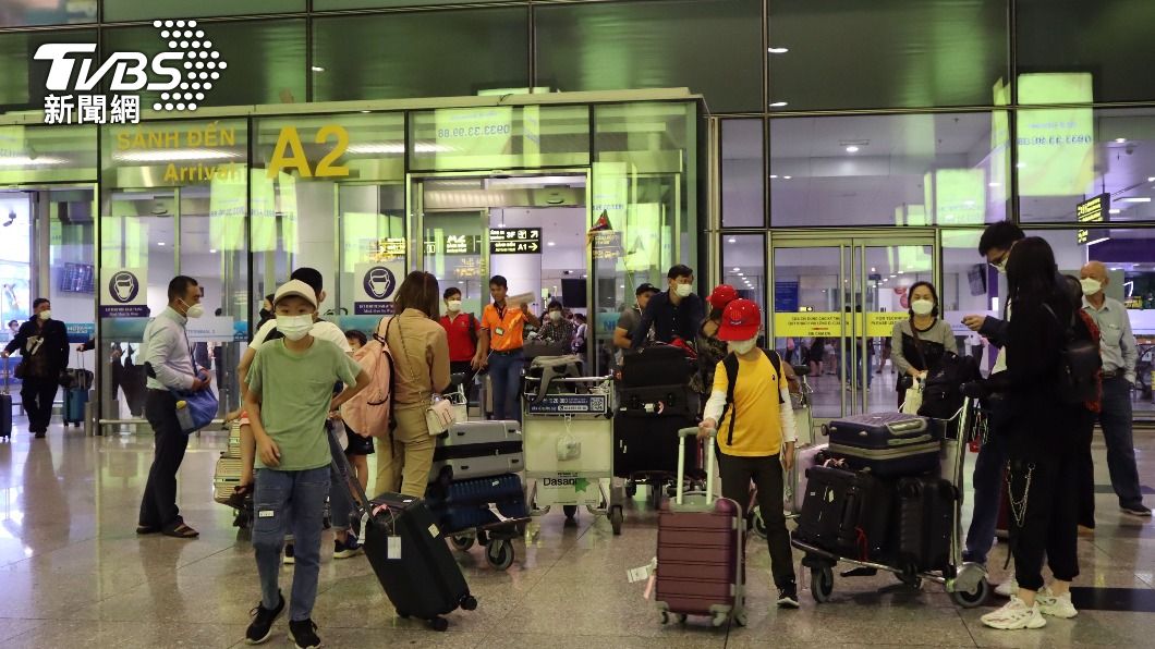 圖為河內內排國際機場的入境旅客。（圖／中央社）