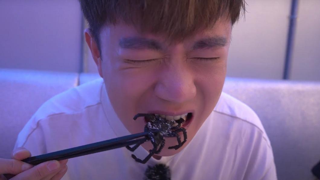 李岳為拍攝YouTube節目「李有什麼心岳」，犧牲挑戰吃蜘蛛。（圖／李岳提供）