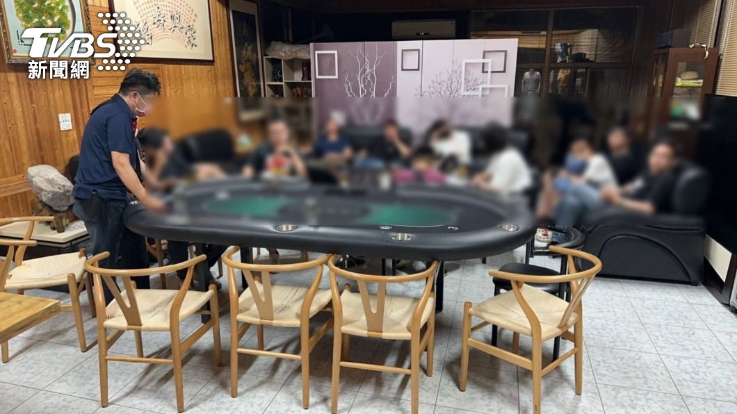 有2名工作人員及10名賭客在鐵皮屋內賭博。