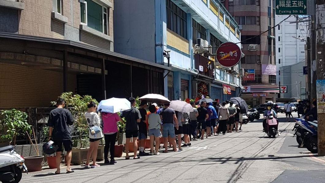 茶の魔手中壢福州店在13日開幕當天湧現滿滿人潮。（圖／翻攝自桃園都臉書）