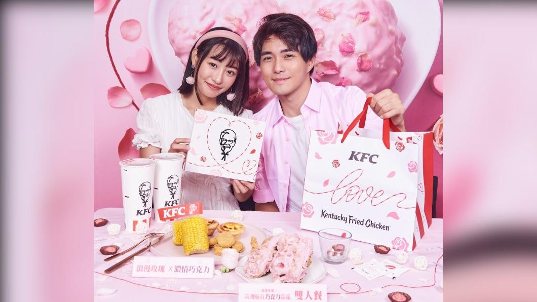 肯德基今年七夕推出「浪漫來襲 玫瑰粉紅巧克力脆雞」。（圖／業者提供）