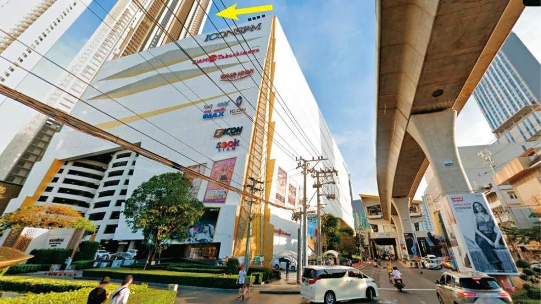郭哲敏藏身泰國曼谷一處商場共構豪宅（箭頭處），房價要價近億元。（圖／翻攝自Gooogle Maps）