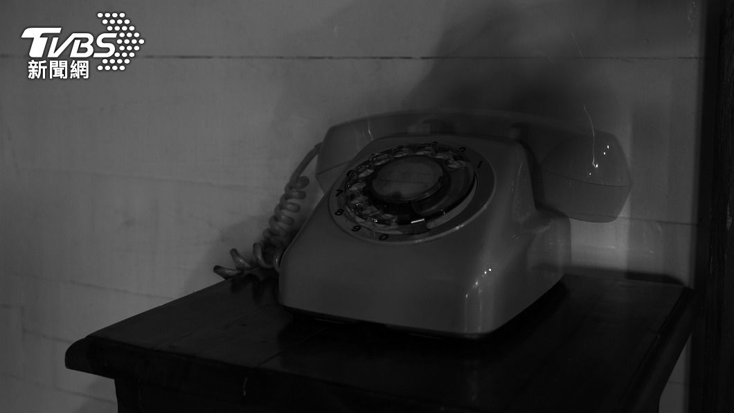 撥號到確定沒人的家中意外被「陌生女子」接起電話。（示意圖／Shutterstock達志影像）