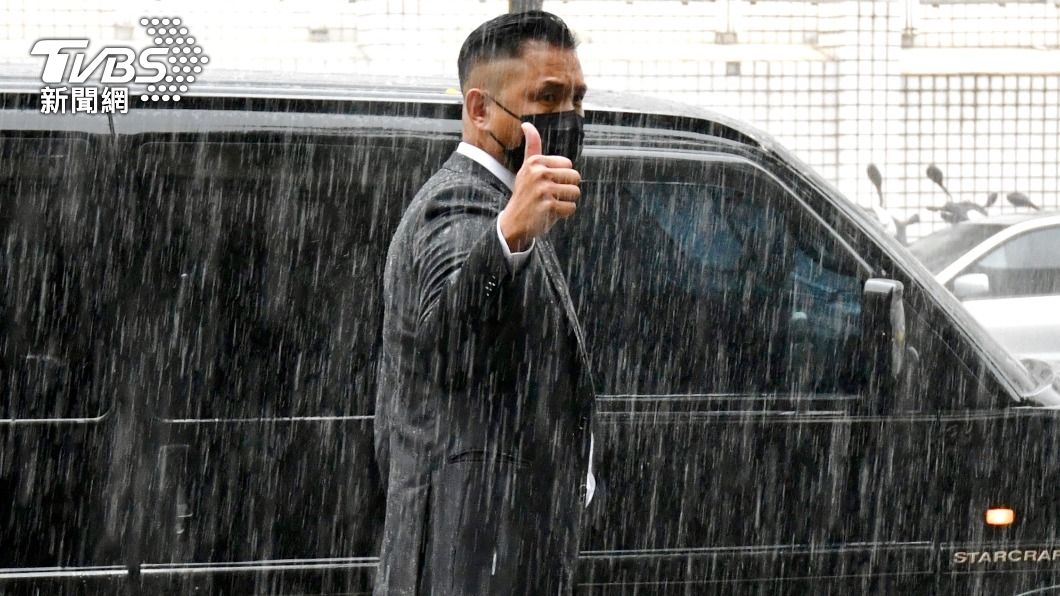 黑人上車前淋雨對媒體比讚。（圖／胡瑞麒攝）