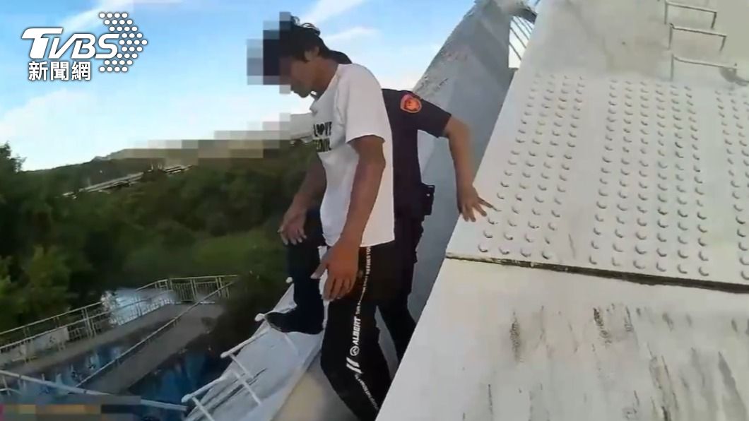 員警不顧危險，爬上十層樓高的三角湧大橋鋼樑上救人。（圖／TVBS）