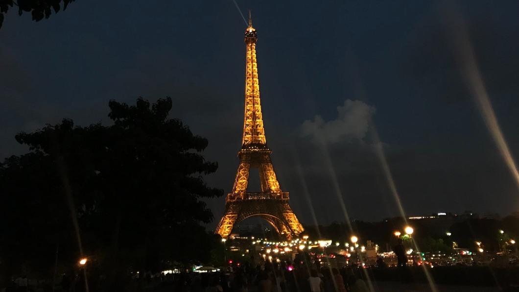 艾菲爾鐵塔傳出有遊客在塔內過夜。（圖／翻攝自Twitter@MattyEland）