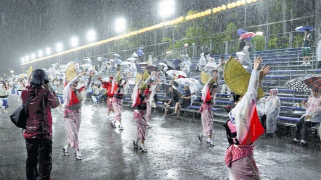 蘭恩颱風為日本帶來大雨，德島阿波舞祭卻不顧市政府要求強行舉辦祭典，引發輿論撻伐。（圖／翻攝自@livedoornews推特）