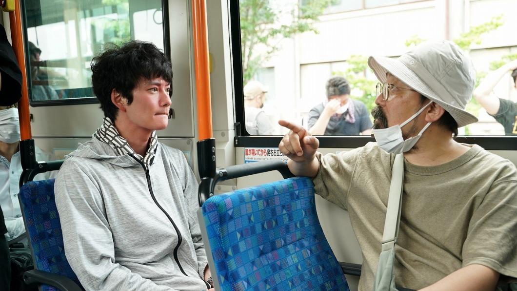 山下敦弘（右）與岡田將生相隔16年再合作，一起拍攝《快一秒的他》。（圖／甲上娛樂提供）