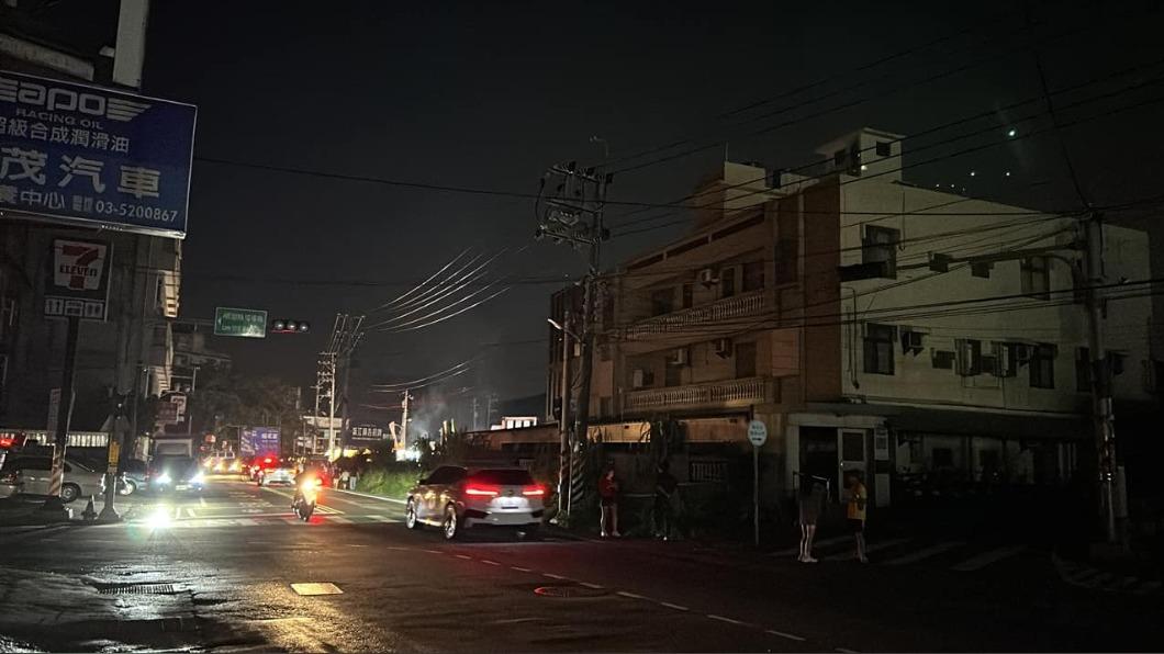新竹市晚間無預警停電。（圖／翻攝自新竹爆料公社FB）