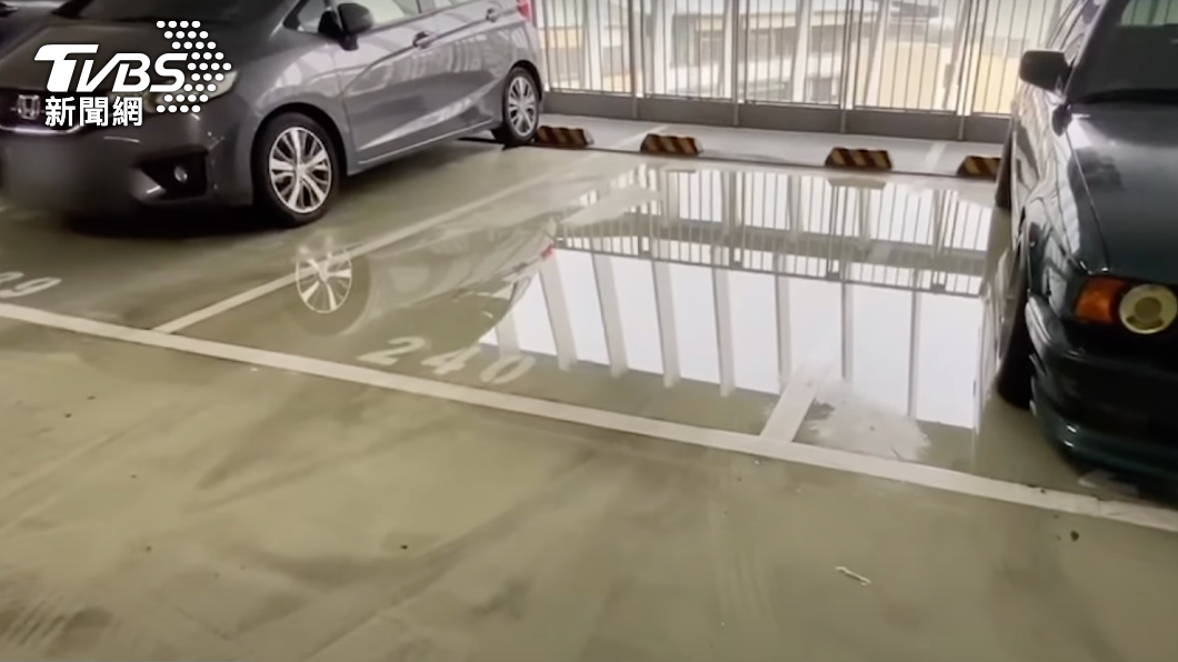 東榮停車場每逢下雨必積水。（圖／TVBS）