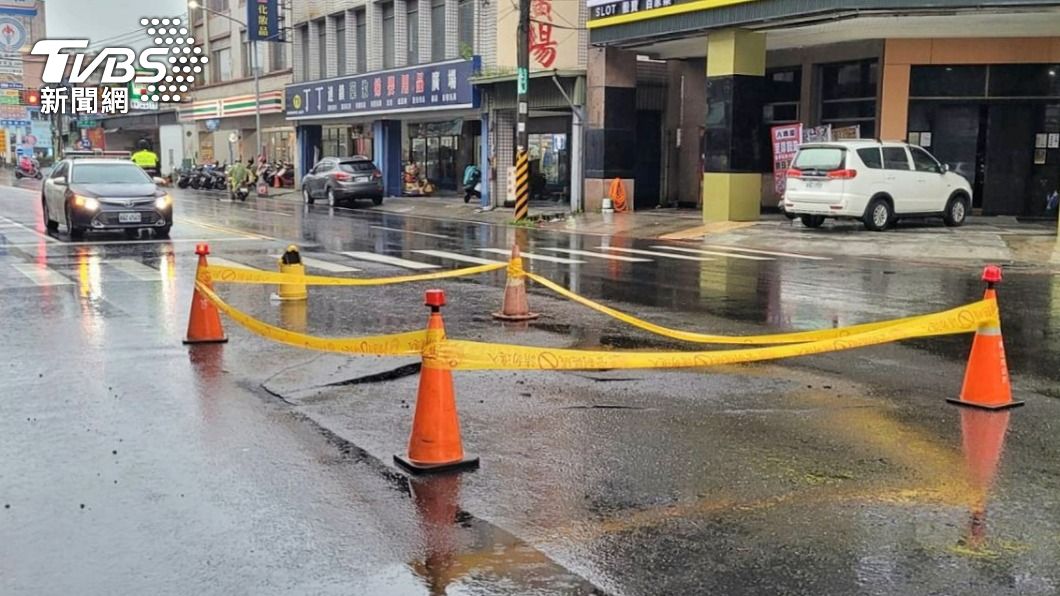 鳳山區鳳林路與東福街路口路面損壞。（圖／民眾提供）