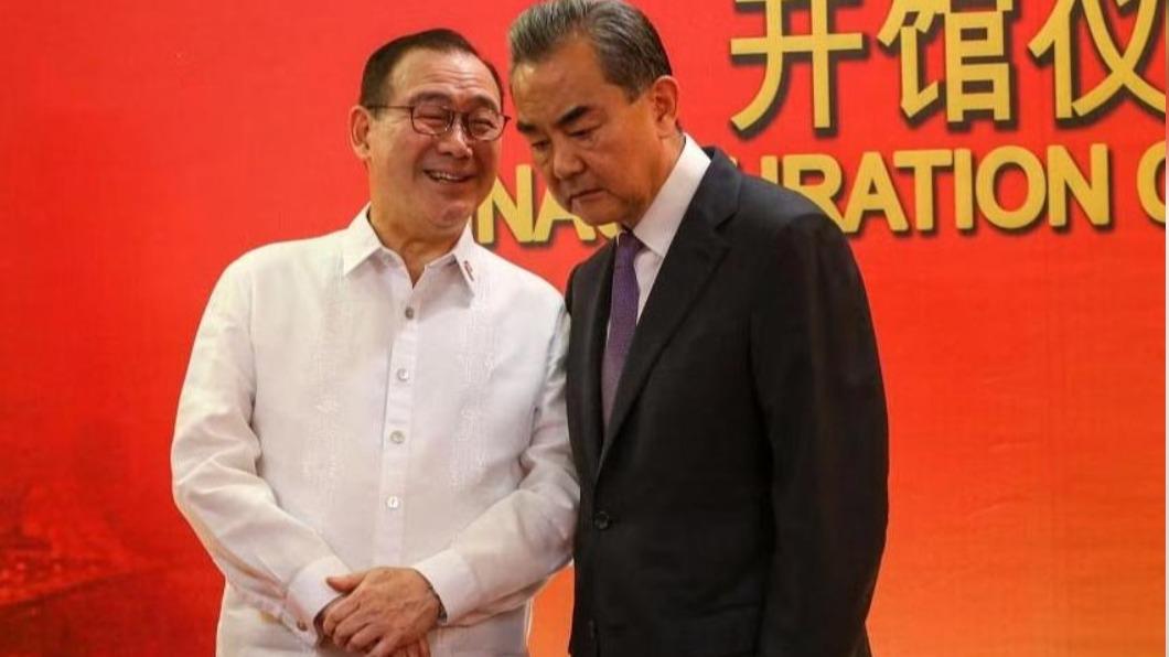陸辛（左）和王毅同台。（圖／翻攝自 Asia News Network 推特 @asianewsnetwork）
