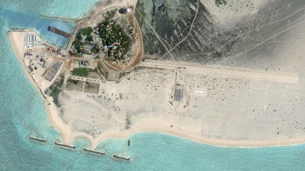 中建島衛星影像可見簡便飛機跑道。（圖／翻攝自IndoPac_Info推特）