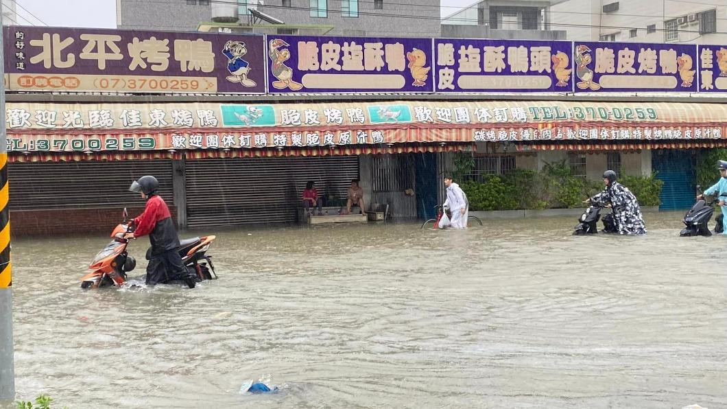 颱風過境會造成，許多道路淹水。（圖／民眾提供）