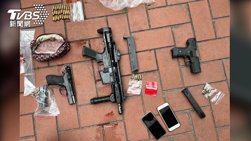 警方於嫌犯身上搜出三把手槍。（圖／TVBS）
