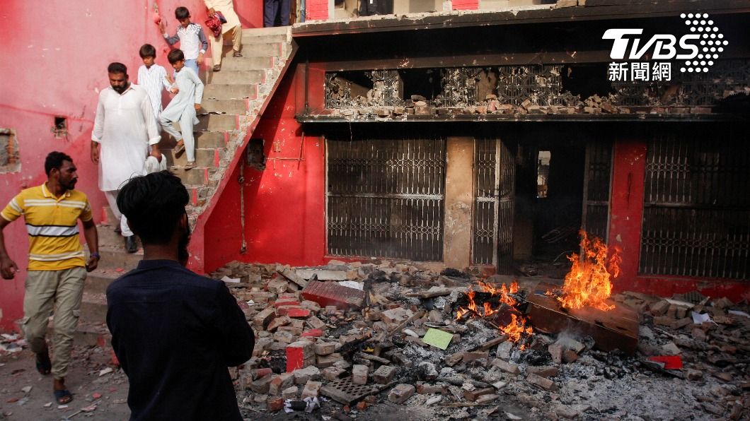 數以百計穆斯林男性縱火焚燒教堂，並破壞基督徒的住家。（圖／達志影像路透社）