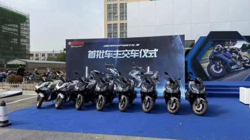 中國Yamaha在南京旗艦店舉辦首批車主的交車典禮，現場擺出8輛Aerosports X。（圖／翻攝自微博@常岩CY）