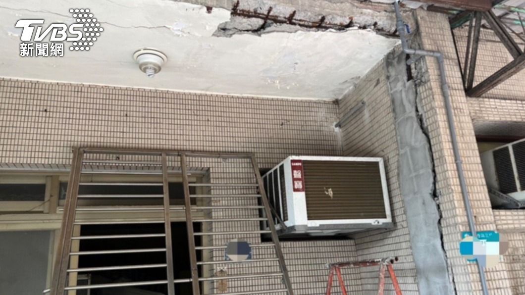工人當時於民宅外施工。（圖／TVBS）