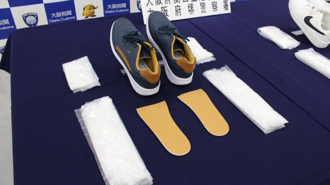 大阪海關從2名台籍旅客的鞋底搜出總重達2公斤左右的毒品。（圖／翻攝自@Custom_kun推特）