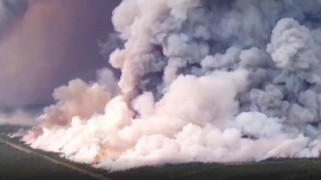 加拿大西北地區野火肆虐，各地下令疏散。（圖／翻攝自@Mladek_eth推特）