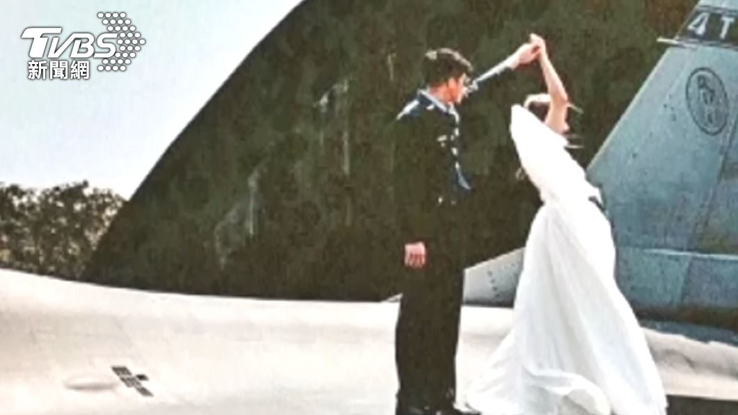 網路上近來流傳空軍飛行員站在F-16V機翼上拍攝的婚紗照引發討論。（圖／民眾提供）