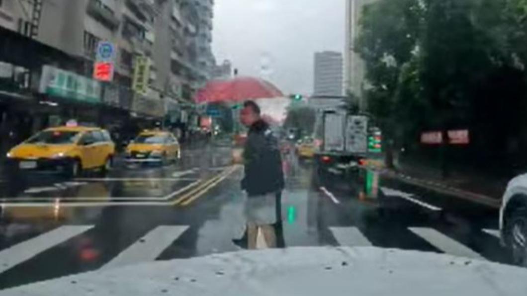 闖紅燈過馬路的人遭肉搜，竟是台灣主持男星。（圖／翻攝自爆怨2公社臉書）