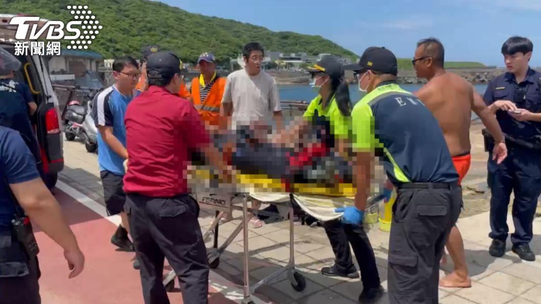 吳姓教練的左小腿遭漁船螺旋槳絞斷，警消到場救援。（圖／TVBS）