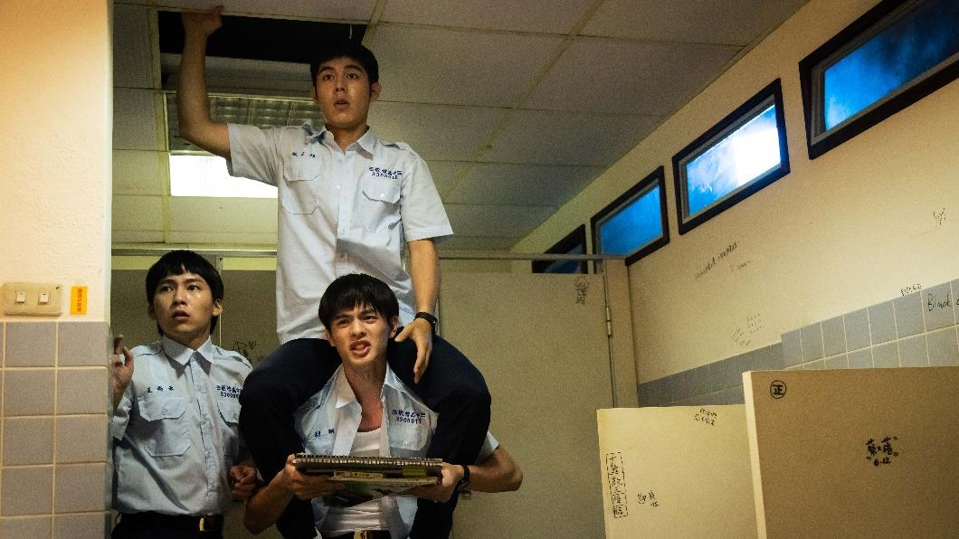 詹懷雲、邱以太、巫建和飾演三個大男孩,各自面臨不同青春成長問題。(圖/華納提供)