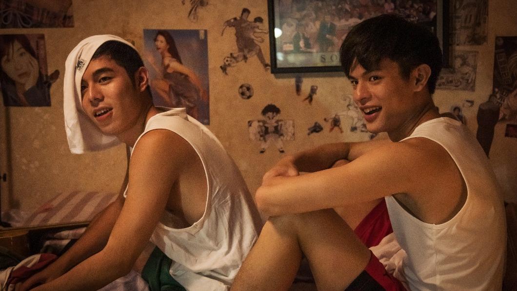 詹懷雲及邱以太在片中是同穿一條四角褲長大的好兄弟。(圖/華納提供)