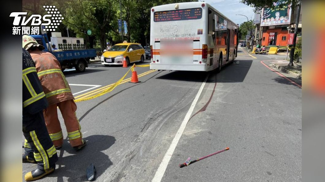 新北中和稍早傳出公車撞行人的嚴重事故。（圖／TVBS）
