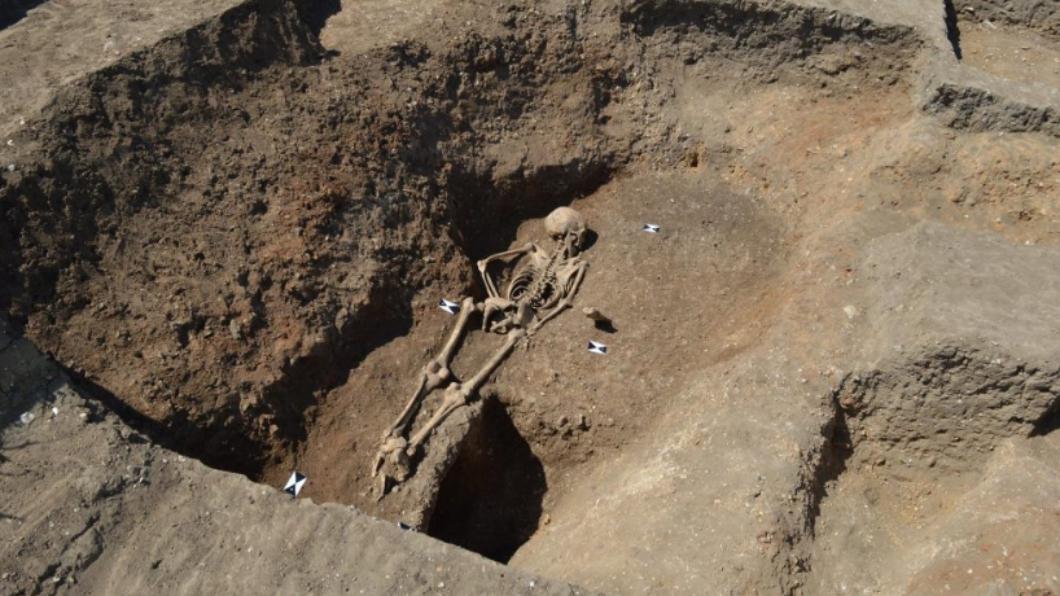 英國研究人員出土一具9世紀少女遺骸。（圖／翻攝自molaheadland.com）