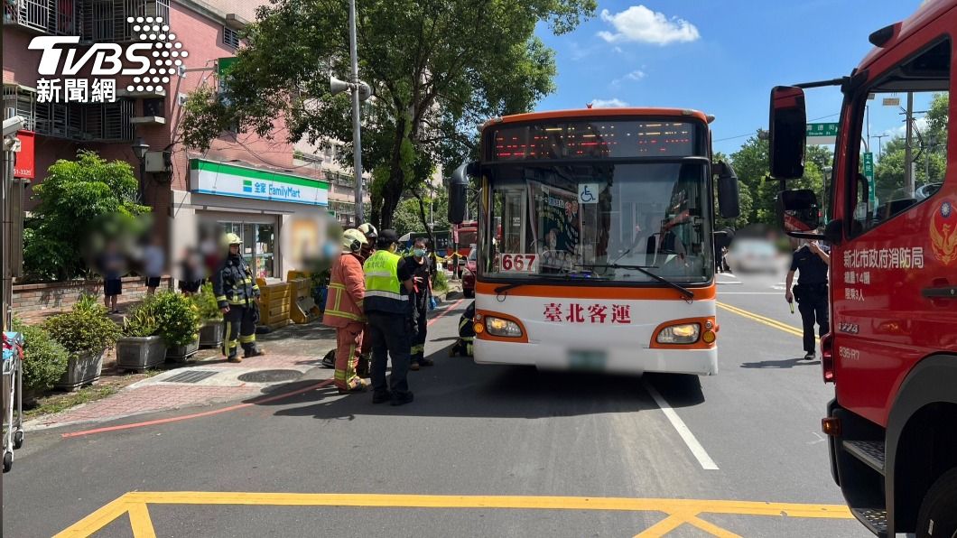 新北市中和區昨天發生一起公車撞上行人事件。（圖／TVBS）
