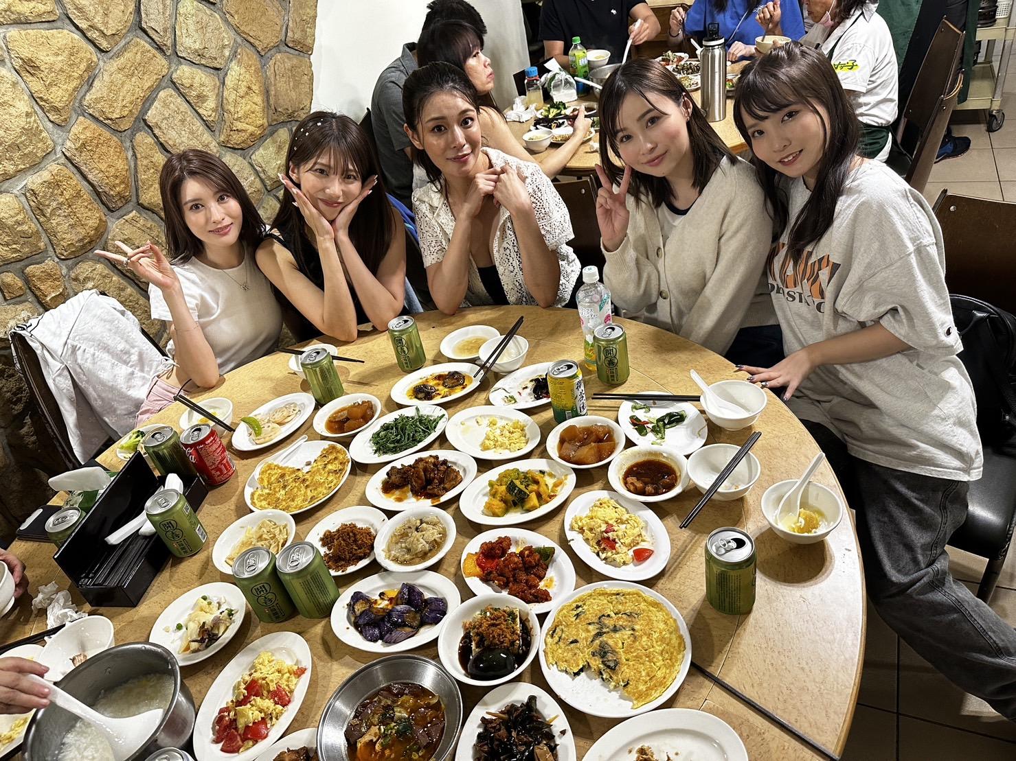 左起相澤南、山岸綺花、橘瑪麗、河合明日菜及樞木葵。（圖／廖福生攝）