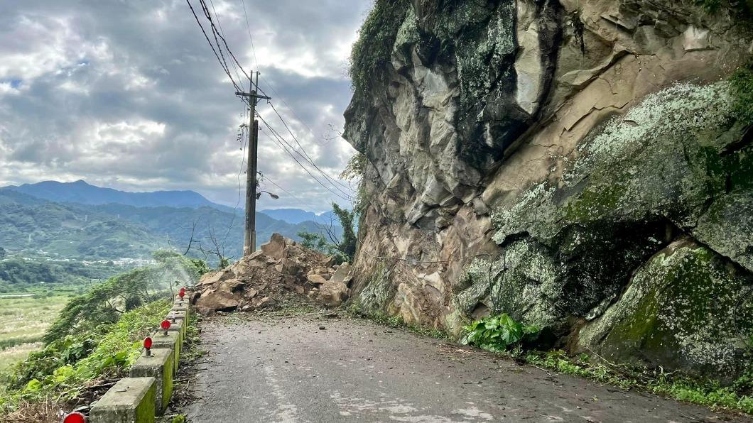 台中市昨天傍晚下起大雨，山區幾處道路坍方今天中午已搶通。（圖／江啟臣辦公室提供）