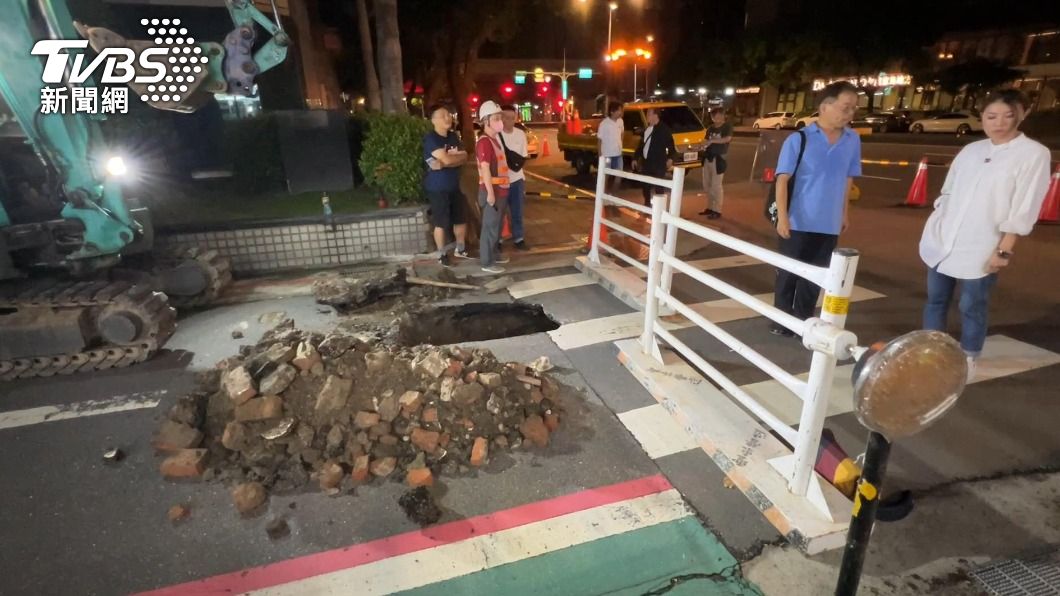 民生東路2段159巷昨（19日）晚出現塌陷。（圖／TVBS）