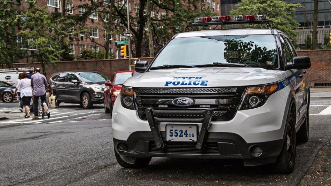 紐約警方遭路人攻擊咬傷耳朵。（圖／翻攝自 Crime in NYC 推特 @CrimeInNYC）