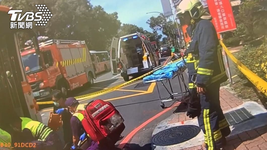老翁遭公車撞倒後受困車底，警消到場救援。（圖／TVBS）