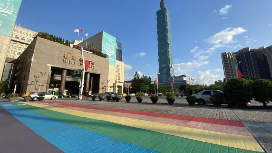 10月限定的台灣彩虹平權之旅將從台北市政府前「彩虹起跑線」開始。（圖／業者提供）