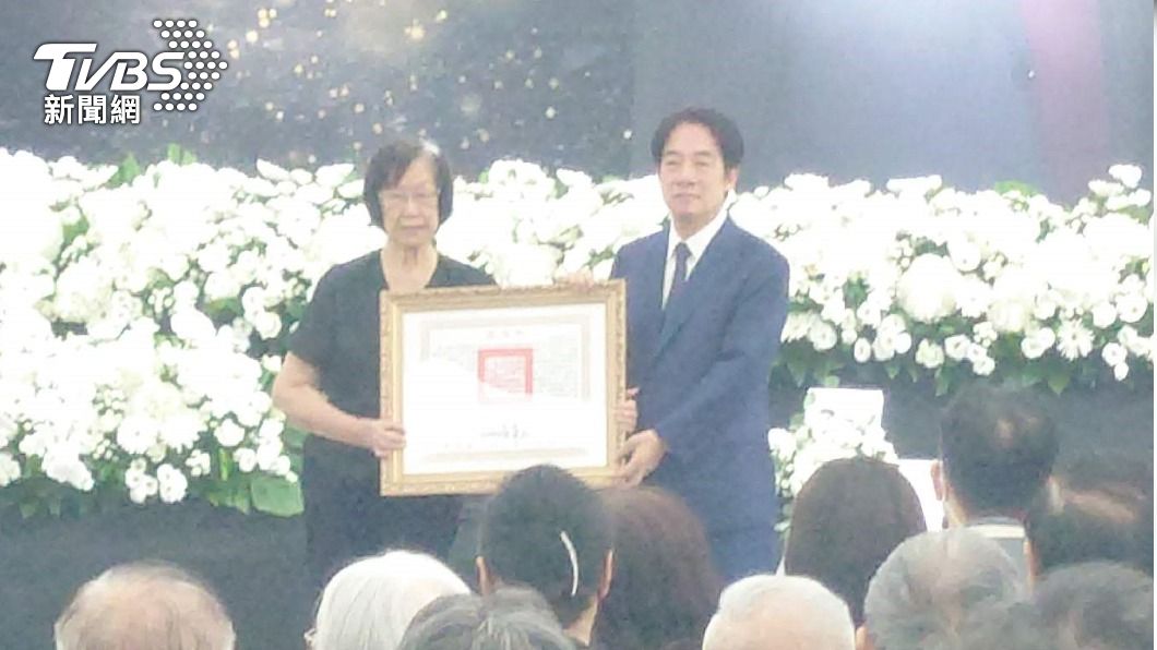 總統褒揚令由馬哲儒的妻子楊友偉(左)代表受贈。（圖／中央社）