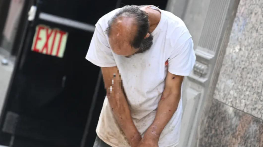 男子在紐約街頭注射毒品。（圖／翻攝自紐約郵報）